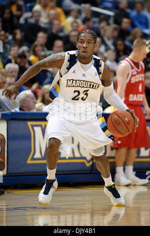 20. November 2010 - Milwaukee, Wisconsin, Vereinigte Staaten von Amerika - Marquette bewachen Dwight Buycks (23) während des Spiels zwischen Marquette Golden Eagles und die South Dakota Coyotes im Bradley Center in Milwaukee, Wisconsin.  Marquette besiegte South Dakota 82-69. (Kredit-Bild: © John Rowland/Southcreek Global/ZUMAPRESS.com) Stockfoto