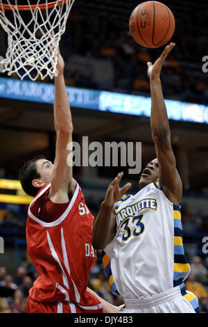 20. November 2010 - Milwaukee, Wisconsin, Vereinigte Staaten von Amerika - Marquette weiterleiten Jimmy Butler (33) während des Spiels zwischen Marquette Golden Eagles und die South Dakota Coyotes im Bradley Center in Milwaukee, Wisconsin.  Marquette besiegte South Dakota 82-69. (Kredit-Bild: © John Rowland/Southcreek Global/ZUMAPRESS.com) Stockfoto