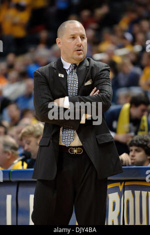 20. November 2010 - Milwaukee, Wisconsin, Vereinigte Staaten von Amerika - Marquette Head Coach Buzz Williams während des Spiels zwischen Marquette Golden Eagles und die South Dakota Coyotes im Bradley Center in Milwaukee, Wisconsin.  Marquette besiegte South Dakota 82-69. (Kredit-Bild: © John Rowland/Southcreek Global/ZUMAPRESS.com) Stockfoto