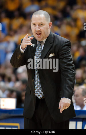 20. November 2010 - Milwaukee, Wisconsin, Vereinigte Staaten von Amerika - Marquette Head Coach Buzz Williams während des Spiels zwischen Marquette Golden Eagles und die South Dakota Coyotes im Bradley Center in Milwaukee, Wisconsin.  Marquette besiegte South Dakota 82-69. (Kredit-Bild: © John Rowland/Southcreek Global/ZUMAPRESS.com) Stockfoto