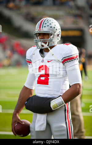 20. November 2010 - Iowa City, Iowa, Vereinigte Staaten von Amerika - Ohio State Buckeyes Quarterback Terrelle Pryor (2) erwärmt sich vor ihrem Spiel gegen die Iowa Hawkeyes am 20. November 2010 im Kinnick Stadium in Iowa City, Ia (Credit-Bild: © Louis Brems/Southcreek Global/ZUMAPRESS.com) Stockfoto