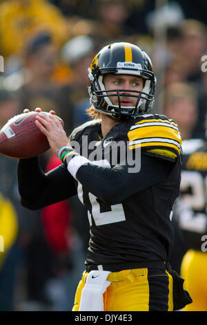 20. November 2010 - Iowa City, Iowa, Vereinigte Staaten von Amerika - Iowa Hawkeyes Quarterback Ricky Stanzi (12) erwärmt sich vor ihrem Spiel zwischen die Iowa Hawkeyes und die Ohio State Buckeyes am 20. November 2010 im Kinnick Stadium in Iowa City, Ia (Credit-Bild: © Louis Brems/Southcreek Global/ZUMAPRESS.com) Stockfoto