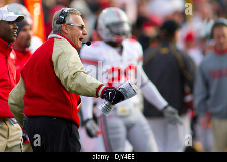 20. November 2010 - Iowa City, Iowa, Vereinigte Staaten von Amerika - Ohio State Buckeyes Head Coach Jim Tressel reagiert auf einen Pass Eingriff rufen in der NCAA Football-Spiel zwischen die Iowa Hawkeyes und die Ohio State Buckeyes am 20. November 2010 im Kinnick Stadium in Iowa, City, Ia (Credit-Bild: © Louis Brems/Southcreek Global/ZUMAPRESS.com) Stockfoto