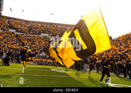 20. November 2010 - Iowa City, Iowa, Vereinigte Staaten von Amerika - Herky die Hawkeye und das Iowa Cheerleader führen die Hawkeye-Fußball team aufs Feld vor ihre Matchup mit der Ohio State Buckeyes am 20. November 2010 im Kinnick Stadium in Iowa City, Ia (Credit-Bild: © Louis Brems/Southcreek Global/ZUMAPRESS.com) Stockfoto