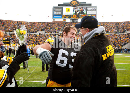 20. November 2010 - Iowa City, Iowa, Vereinigte Staaten von Amerika - Senior Hawkeye beleidigender Störungssucher Julian Vandervelde (63) Größen seine Mama und Papa im Mittelfeld für Senioren Tag vor die Hawkeyes Kickoff mit der Ohio State Buckeyes am 20. November 2010 im Kinnick Stadium in Iowa City, Ia (Credit-Bild: © Louis Brems/Southcreek Global/ZUMAPRESS.com) Stockfoto