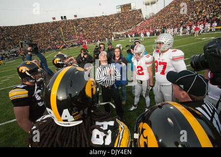 20. November 2010 - Iowa City, Iowa, Vereinigte Staaten von Amerika - die Kapitäne der Iowa Hawkeyes und Ohio State Buckeyes Blick auf während die Münze drehen kurz vor dem Kick-off ihres NCAA Football-Spiels am 20. November 2010 im Kinnick Stadium in Iowa City, Ia (Credit-Bild: © Louis Brems/Southcreek Global/ZUMAPRESS.com) Stockfoto