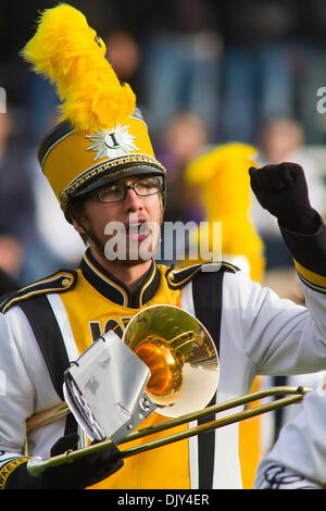 20. November 2010 - Iowa City, Iowa, Vereinigte Staaten von Amerika - ein Symbol Spieler in Iowa Hawkeye Marching Band nehmen Teil in Kampf auf am 20. November 2010 im Kinnick Stadium in Iowa, Iowa City, Ia (Credit-Bild: © Louis Brems/Southcreek Global/ZUMAPRESS.com) Stockfoto