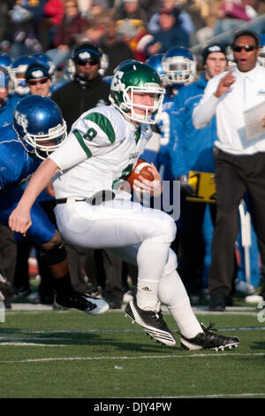20. November 2010 - Buffalo, New York, Vereinigte Staaten von Amerika - Eastern Michigan quarterback Alex Gillett (#8) im Kampf gegen die Buffalo Bulls im UB-Stadion. Eastern Michigan gewann das Spiel 21-17. (Kredit-Bild: © Mark Konezny/Southcreek Global/ZUMAPRESS.com) Stockfoto