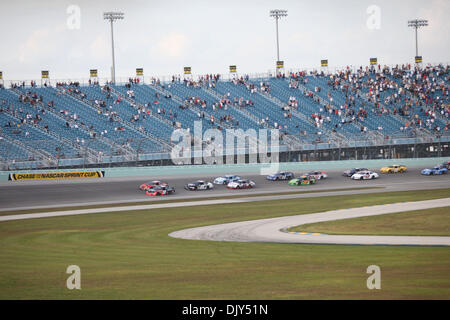 20. November 2010 wird neu gestartet - Homestead, Florida, Vereinigte Staaten von Amerika - Feld während NASCAR Nationwide Serie Ford 300 bei Homestead-Miami Speedway in Homestead, Florida. (Kredit-Bild: © Ben Hicks/Southcreek Global/ZUMAPRESS.com) Stockfoto