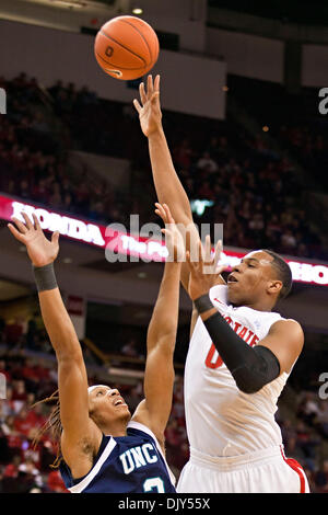 20. November 2010 schießt - Columbus, Ohio, Vereinigte Staaten von Amerika - Ohio Landesuniversität Freshman vorwärts Jared Sullinger (#0) über University of North Carolina Wilmington Sophomore Guard Keith Rendleman (#2) in der ersten Phase des Spiels in der Wert-City-Arena im Jerome Schottenstein Center in Columbus, Ohio Samstagabend 20. November 2010. Die Buckeyes besiegt die Seaha Stockfoto