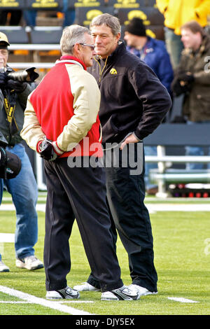 20. November 2010 spricht - Iowa City, Iowa, Vereinigte Staaten von Amerika - Ohio State Buckeyes Head Coach Jim Tressel mit Iowa Hawkeyes Head Coach Kirk Komondor im Mittelfeld vor dem Spiel zwischen Ohio State University #9 und #20 Iowa Kinnick Stadium, Iowa City, IA. Ohio State besiegt Iowa 20-17. (Kredit-Bild: © Scott Stuart/Southcreek Global/ZUMAPRESS.com) Stockfoto