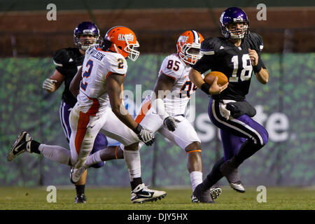 20. November 2010 - Chicago, Illinois, Vereinigte Staaten von Amerika - nordwestlichen Quarterback, die Evan Watkins (18) von Illinois Linebacker Martez Wilson (2) und Illinois defensive Lineman Whitney Mercilus (85) während der zweiten Hälfte Aktion der NCAA Football-Spiel zwischen der Illinois Fighting Illini und die Northwestern Wildcats im Wrigley Field in Chicago, IL gejagt wird. Illinois besiegte Nord Stockfoto