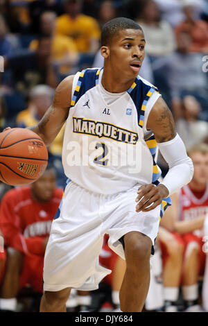 20. November 2010 - Milwaukee, Wisconsin, Vereinigte Staaten von Amerika - Marquette bewachen Vander Blue (2) während des Spiels zwischen Marquette Golden Eagles und die South Dakota Coyotes im Bradley Center in Milwaukee, Wisconsin.  Marquette besiegte South Dakota 82-69. (Kredit-Bild: © John Rowland/Southcreek Global/ZUMAPRESS.com) Stockfoto