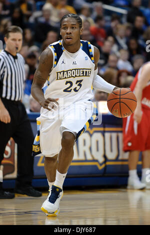 20. November 2010 - Milwaukee, Wisconsin, Vereinigte Staaten von Amerika - Marquette bewachen Dwight Buycks (23) während des Spiels zwischen Marquette Golden Eagles und die South Dakota Coyotes im Bradley Center in Milwaukee, Wisconsin.  Marquette besiegte South Dakota 82-69. (Kredit-Bild: © John Rowland/Southcreek Global/ZUMAPRESS.com) Stockfoto