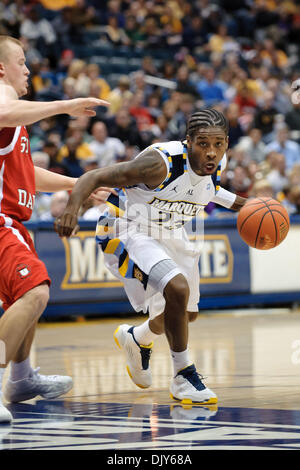 20. November 2010 - Milwaukee, Wisconsin, Vereinigte Staaten von Amerika - Marquette bewachen Dwight Buycks (23) während des Spiels zwischen Marquette Golden Eagles und die South Dakota Coyotes im Bradley Center in Milwaukee, Wisconsin.  Marquette besiegte South Dakota 82-69. (Kredit-Bild: © John Rowland/Southcreek Global/ZUMAPRESS.com) Stockfoto