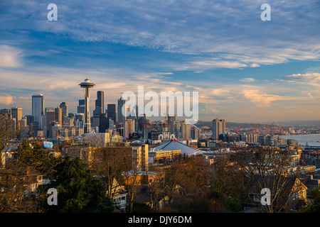 Die Innenstadt von Skyline-Blick von Königin Anne mit Space Needle und Mount Rainier hinter, Seattle, Washington, USA Stockfoto