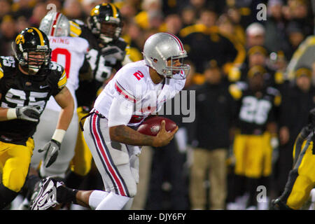 20. November 2010 - Iowa City, Iowa, Vereinigte Staaten von Amerika - Ohio State Buckeyes Quarterback Terrelle Pryor (2) bricht es ot außen in der NCAA Football-Spiel zwischen die Iowa Hawkeyes und die Ohio State Buckeyes am 20. November 2010 im Kinnick Stadium in Iowa City, Ia (Credit-Bild: © Louis Brems/Southcreek Global/ZUMAPRESS.com) Stockfoto