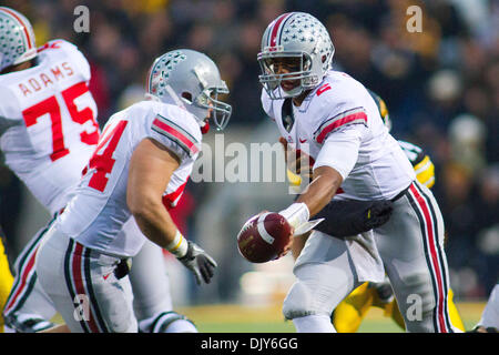 20. November 2010 - Iowa City, Iowa, Vereinigte Staaten von Amerika - Ohio State Buckeyes Quarterback Terrelle Pryor (2) Hände weg von spät im Spiel um den Buckeyes versiegeln die Hawkeyes am 20. November 2010 im Kinnick Stadium in Iowa City, Ia gewinnen (Credit-Bild: © Louis Brems/Southcreek Global/ZUMAPRESS.com) Stockfoto