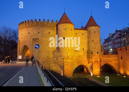 Barbican Befestigung der Altstadt, beleuchtet in der Nacht in Warschau, Polen. Stockfoto