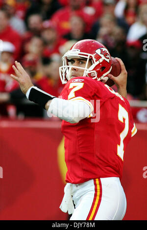 21. November 2010 - Kansas City, Missouri, Vereinigte Staaten von Amerika - Kansas City Chiefs quarterback Matt Cassel (7) Pässe während der zweiten Hälfte Aktion. Die Kansas City Chiefs besiegen die Arizona Cardinals 31-13 im Spiel im Arrowhead Stadium. (Kredit-Bild: © Jakob Paulsen/Southcreek Global/ZUMAPRESS.com) Stockfoto