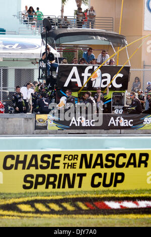 21. November 2010 - Homestead, Florida, Vereinigte Staaten von Amerika - Carl Edwards Boxencrew trägt ihre Fahrer zu seinem 18. Sprinten Sie Schale Reihe Winat Ford 400 NASCAR Sprint Cup Series auf dem Homestead Miami Speedway in Homestead, Florida. (Kredit-Bild: © Ben Hicks/Southcreek Global/ZUMAPRESS.com) Stockfoto