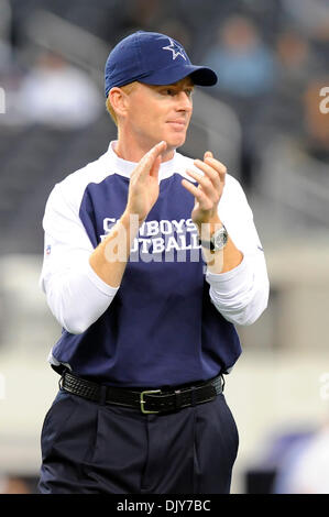 21. November 2010 - Arlington, Texas, Vereinigte Staaten von Amerika - Dallas Cowboys interim Cheftrainer Jason Garrett während Pre Spiel warm ups wie die Detroit Lions die Dallas Cowboys im Cowboys Stadium in Arlington, Texas besuchen. (Kredit-Bild: © Steven Leija/Southcreek Global/ZUMAPRESS.com) Stockfoto