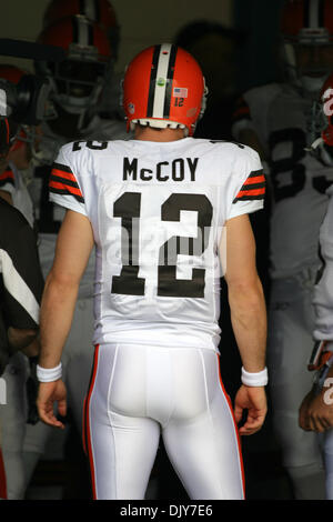21. November 2010 - Jacksonville, Florida, Vereinigte Staaten von Amerika - 21. November 2010: Cleveland Browns quarterback Colt McCoy (12) wartet im Tunnel während Warm Ups vor dem Cleveland Browns und Jacksonville Jaguars Spiel in Everybank Field in Jacksonville, Florida. (Kredit-Bild: © Perry Knotts/Southcreek Global/ZUMAPRESS.com) Stockfoto