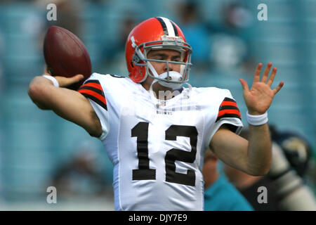 21. November 2010 - Jacksonville, Florida, Vereinigte Staaten von Amerika - 21. November 2010: Cleveland Browns quarterback Colt McCoy (12) warm Ups vor dem Cleveland Browns und Jacksonville Jaguars Spiel in Everybank Field in Jacksonville, Florida. (Kredit-Bild: © Perry Knotts/Southcreek Global/ZUMAPRESS.com) Stockfoto