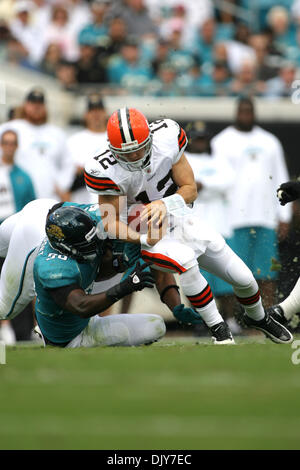 21. November 2010 - Jacksonville, Florida, Vereinigte Staaten von Amerika - 21. November 2010: Cleveland Browns Quarterback Colt McCoy (12) ist von Jacksonville Jaguars Linebacker Justin Durant (56) im zweiten Quartal Spielaktion zwischen den Cleveland Browns und Jacksonville Jaguars in Everybank Field in Jacksonville in Angriff genommen, Florida.The Jaguars Browns 10-7 zur Halbzeit führen. (Kredit Imag Stockfoto
