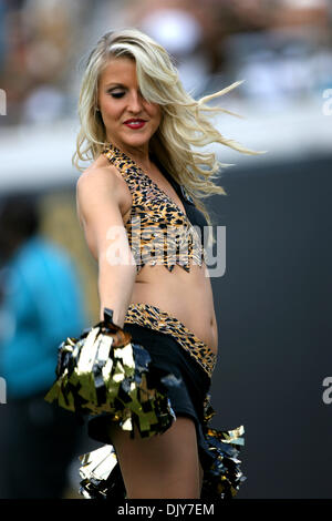 21. November 2010 - Jacksonville, Florida, Vereinigte Staaten von Amerika - 21. November 2010: die Jacksonville Jaguars Cheerleader führen Sie während des Spiels zwischen den Cleveland Browns und Jacksonville Jaguars in EverBank Field in Jacksonville besiegte Florida.The Jaguars Browns 24-20. (Kredit-Bild: © Perry Knotts/Southcreek Global/ZUMAPRESS.com) Stockfoto