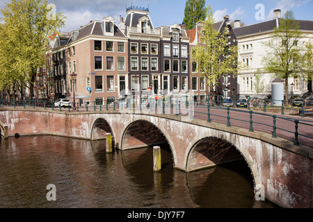 Brücke und traditionelle Reihenhäuser am Keizersgracht Kanal in der Stadt Amsterdam, Nordholland, Niederlande. Stockfoto