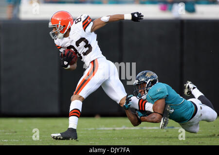 21. November 2010 - Jacksonville, Florida, Vereinigte Staaten von Amerika - 21. November 2010: Cleveland Browns Wide Receiver Chansi Stuckey (83) ist von Jacksonville Jaguars Cornerback Derek Cox (21) während der zweiten Hälfte Spielaktion zwischen den Cleveland Browns und Jacksonville Jaguars in EverBank Field in Jacksonville in Angriff genommen, Florida.The Jaguare besiegt die Browns 24-20. (Kredit-Bild: © Perry Stockfoto