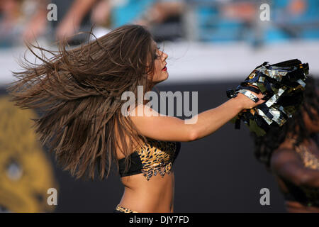21. November 2010 - Jacksonville, Florida, Vereinigte Staaten von Amerika - 21. November 2010: die Jacksonville Jaguars Cheerleader führen Sie während des Spiels zwischen den Cleveland Browns und Jacksonville Jaguars in EverBank Field in Jacksonville besiegte Florida.The Jaguars Browns 24-20. (Kredit-Bild: © Perry Knotts/Southcreek Global/ZUMAPRESS.com) Stockfoto