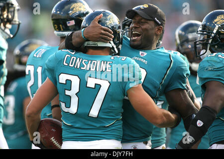 21. November 2010 - Jacksonville, Florida, Vereinigte Staaten von Amerika - 21. November 2010: Jacksonville Jaguars Sicherheit Sean Considine (37) feiert ein Abhören mit Jacksonville Jaguars Quarterback David Garrard (9) im vierten Quartal zwischen den Cleveland Browns und Jacksonville Jaguars in EverBank Field in Jacksonville besiegte Florida.The Jaguars Browns 24-20. (Credit Stockfoto