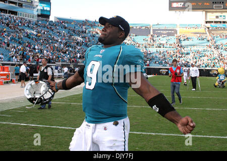 21. November 2010 - Jacksonville, Florida, Vereinigte Staaten von Amerika - 21. November 2010: Jacksonville Jaguars Quarterback David Garrard (9) feiert nach dem Sieg über die Cleveland Browns im EverBank Field in Jacksonville besiegte Florida.The Jaguars Browns 24-20. (Kredit-Bild: © Perry Knotts/Southcreek Global/ZUMAPRESS.com) Stockfoto