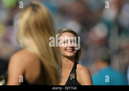 21. November 2010 - Jacksonville, Florida, Vereinigte Staaten von Amerika - 21. November 2010: die Jacksonville Jaguars Cheerleader führen Sie während des Spiels zwischen den Cleveland Browns und Jacksonville Jaguars in EverBank Field in Jacksonville besiegte Florida.The Jaguars Browns 24-20. (Kredit-Bild: © Perry Knotts/Southcreek Global/ZUMAPRESS.com) Stockfoto