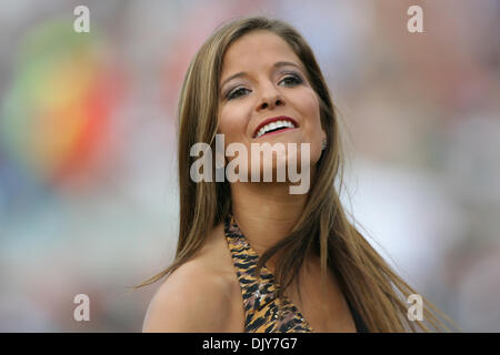 21. November 2010 - Jacksonville, Florida, Vereinigte Staaten von Amerika - 21. November 2010: die Jacksonville Jaguars Cheerleader führen Sie während des Spiels zwischen den Cleveland Browns und Jacksonville Jaguars in EverBank Field in Jacksonville besiegte Florida.The Jaguars Browns 24-20. (Kredit-Bild: © Perry Knotts/Southcreek Global/ZUMAPRESS.com) Stockfoto