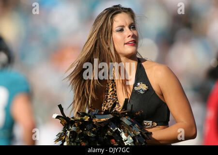 21. November 2010 - Jacksonville, Florida, Vereinigte Staaten von Amerika - 21. November 2010: die Jacksonville Jaguars Cheerleader führen Sie während des Spiels zwischen den Cleveland Browns und Jacksonville Jaguars in EverBank Field in Jacksonville besiegte Florida.The Jaguars Browns 24-20. (Kredit-Bild: © Perry Knotts/Southcreek Global/ZUMAPRESS.com) Stockfoto