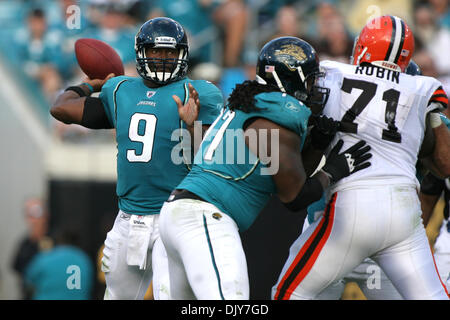 21. November 2010 - Jacksonville, Florida, Vereinigte Staaten von Amerika - 21. November 2010: Jacksonville Jaguars Quarterback David Garrard (9) wirft einen Pass während des Spiels zwischen den Cleveland Browns und Jacksonville Jaguars in EverBank Field in Jacksonville besiegte Florida.The Jaguars Browns 24-20. (Kredit-Bild: © Perry Knotts/Southcreek Global/ZUMAPRESS.com) Stockfoto