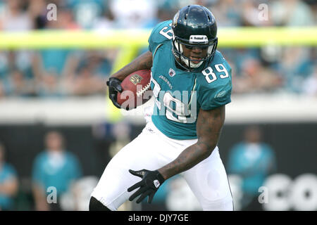 21. November 2010 - Jacksonville, Florida, Vereinigte Staaten von Amerika - 21. November 2010: Jacksonville Jaguars-Tight-End Marcedes Lewis (89) macht eine Rezeption während des Spiels zwischen den Cleveland Browns und Jacksonville Jaguars in EverBank Field in Jacksonville besiegte Florida.The Jaguars Browns 24-20. (Kredit-Bild: © Perry Knotts/Southcreek Global/ZUMAPRESS.com) Stockfoto