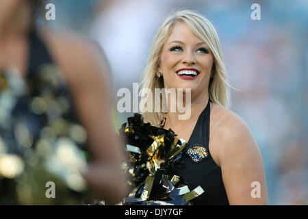 21. November 2010 - Jacksonville, Florida, Vereinigte Staaten von Amerika - 21. November 2010: die Jacksonville Jaguars Cheerleader führen Sie während des Spiels zwischen den Cleveland Browns und Jacksonville Jaguars in EverBank Field in Jacksonville besiegte Florida.The Jaguars Browns 24-20. (Kredit-Bild: © Perry Knotts/Southcreek Global/ZUMAPRESS.com) Stockfoto