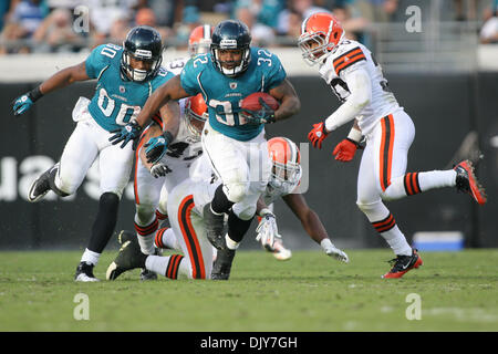 21. November 2010 - Jacksonville, Florida, Vereinigte Staaten von Amerika - 21. November 2010: Jacksonville Jaguars zurück laufen, Maurice Jones-Drew (32) macht eine Rezeption während des Spiels zwischen den Cleveland Browns und Jacksonville Jaguars in EverBank Field in Jacksonville, Florida.The Jaguare besiegte die Browns 24-20. (Kredit-Bild: © Perry Knotts/Southcreek Global/ZUMAPRESS.com) Stockfoto