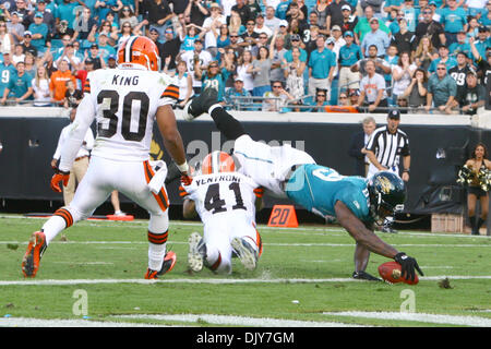 21. November 2010 - Jacksonville, Florida, Vereinigte Staaten von Amerika - 21. November 2010: Jacksonville Jaguars engen Ende Marcedes Lewis (89) Tauchgänge für einen Touchdown während des Spiels zwischen den Cleveland Browns und Jacksonville Jaguars in EverBank Field in Jacksonville, Florida.The Jaguare besiegte die Browns 24-20. (Kredit-Bild: © Perry Knotts/Southcreek Global/ZUMAPRESS.com) Stockfoto