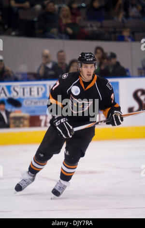 21. November 2010 Skate - Norfolk, Virginia, Vereinigte Staaten von Amerika - Jon Kalinski (37) der Adirondack Phantoms gegen den Norfolk Admirals in der Norfolk Scope Arena. Norfolk besiegte Adirondack 3-1. (Kredit-Bild: © Charles Barner/Southcreek Global/ZUMAPRESS.com) Stockfoto