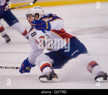 21. November 2010 Skate - Norfolk, Virginia, Vereinigte Staaten von Amerika - Sefano Giliati (11) von den Norfolk Admirals gegen die Adirondack Phantoms in Norfolk Scope Arena Norfolk Virginia. (Kredit-Bild: © Charles Barner/Southcreek Global/ZUMAPRESS.com) Stockfoto