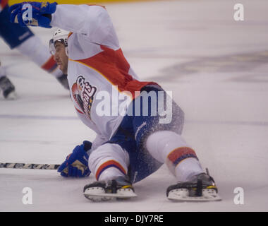 21. November 2010 Skate - Norfolk, Virginia, Vereinigte Staaten von Amerika - Sefano Giliati (11) von den Norfolk Admirals gegen die Adirondack Phantoms in Norfolk Scope Arena Norfolk Virginia. (Kredit-Bild: © Charles Barner/Southcreek Global/ZUMAPRESS.com) Stockfoto