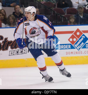 21. November 2010 Skate - Norfolk, Virginia, Vereinigte Staaten von Amerika - James Wright von den Norfolk Admirals gegen die Adirondack Phantoms in The Norfolk Scope Arena Norfolk Virginia. Norfolk besiegte Adirondack 3-1. (Kredit-Bild: © Charles Barner/Southcreek Global/ZUMAPRESS.com) Stockfoto