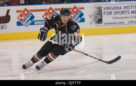 21. November 2010 - Norfolk, Virginia, Vereinigte Staaten von Amerika - Jon Kalinski der Adirondack Phantoms skates Agianst die Norfolk Admirals in Norfolk Scope Arena Norfolk Virginia. Norfolk besiegte Adirondack 3-1. (Kredit-Bild: © Charles Barner/Southcreek Global/ZUMAPRESS.com) Stockfoto