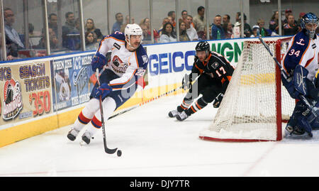 21. November 2010 Skate - Norfolk, Virginia, Vereinigte Staaten von Amerika - Scott Jackson von den Norfolk Admirals gegen die Adirondack Phantoms in The Norfolk Scope Arena Norfolk, Virginia. Norfolk besiegte Adirondack 3-1. (Kredit-Bild: © Charles Barner/Southcreek Global/ZUMAPRESS.com) Stockfoto