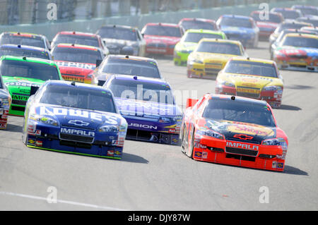 21. November 2010 führt - Miami, Florida, Vereinigte Staaten von Amerika - Sprint-Cup-Serie Treiber Carl Edwards #99 das Pack auf einem Neustart während der Nascar Sprint Cup Series Meisterschaften Ford 400 auf dem Homestead-Miami Speedway in Miami.  Das Rennen wurde gewonnen von Nextel Cup Fahrer Carl Edwards #99, während der Sprint-Cup-Gewinn für das Protokoll 5. Mal sprinten Sie Schale Reihe Fahrer Jimmie ist Stockfoto